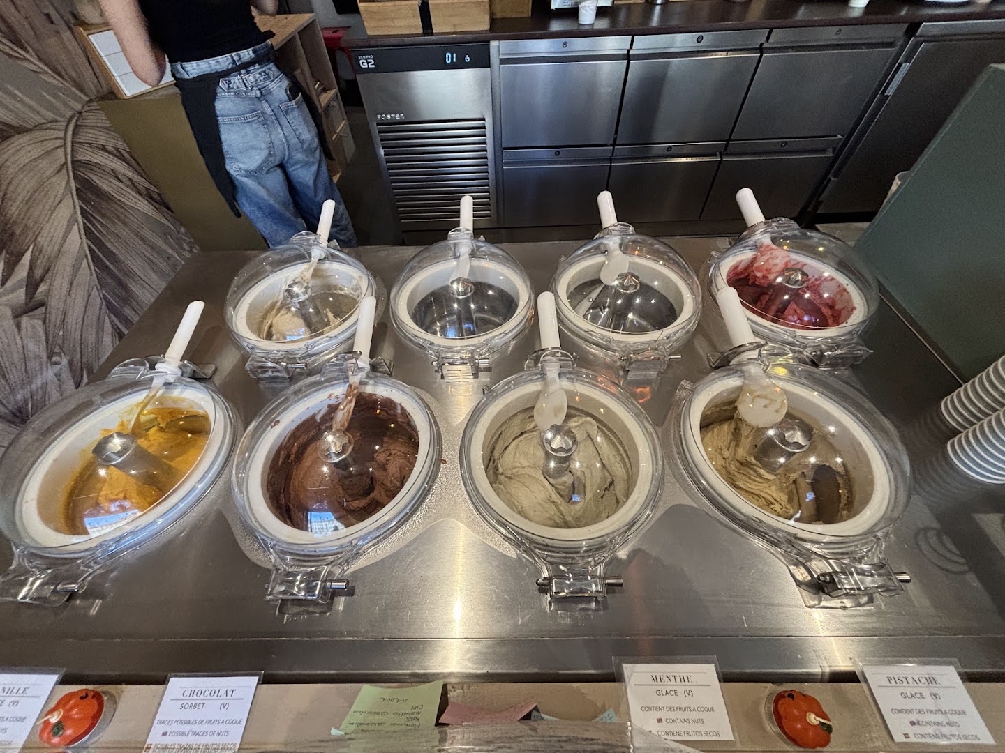 Les bacs de glace derrière le comptoir de Jolly